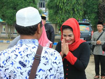 Puti Guntur saat tiba di Ponpes Syaichona Cholill