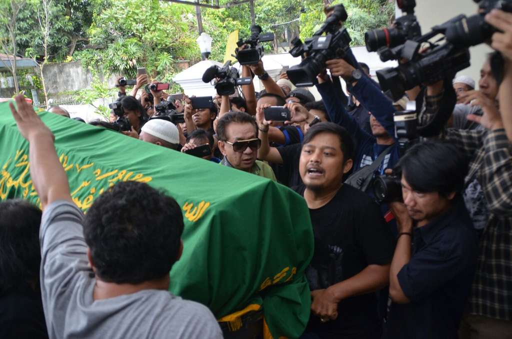 suasana pemakaman Sys Ns