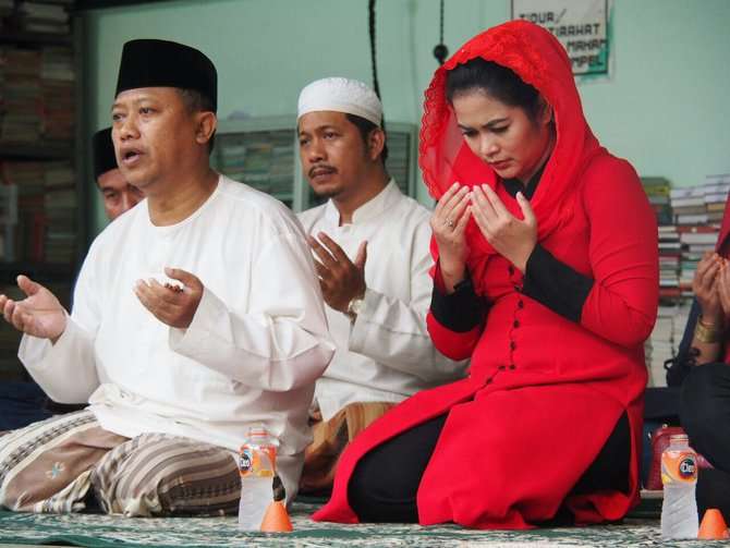 Puti Ziarah ke Makam Sunan Ampel