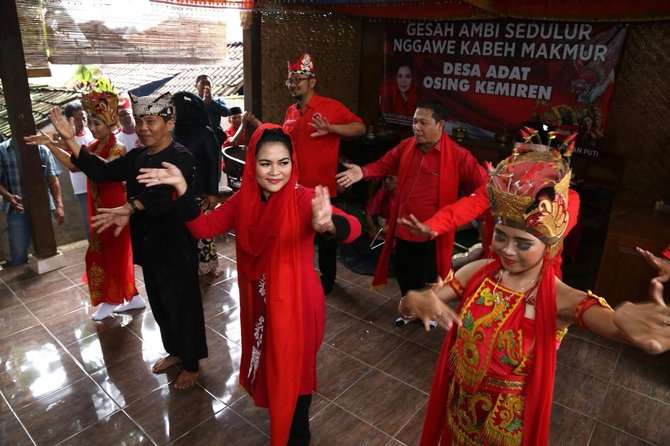 Puti Guntur di kampung adat suku Osing, di Desa Kemiren, Glagah, Banyuwangi