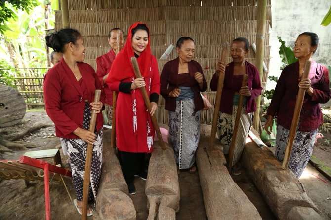 Puti Guntur di kampung adat suku Osing, di Desa Kemiren, Glagah, Banyuwangi