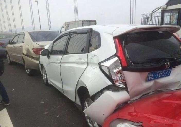 Ferrari menabrak mobil putih.