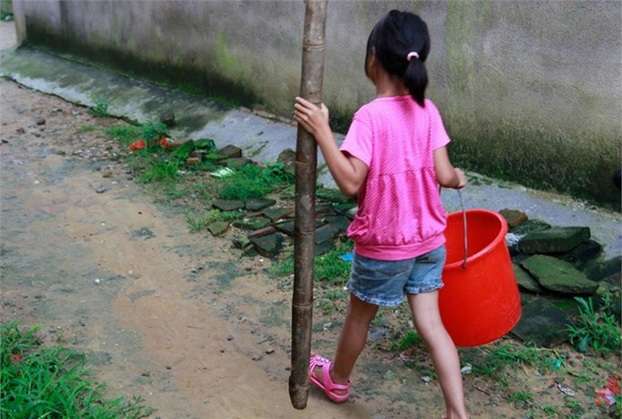 Gadis 10 Tahun Jadi Orang Tua Bagi Adiknya 2