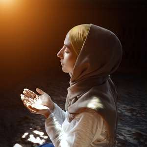 Muslimah berdoa