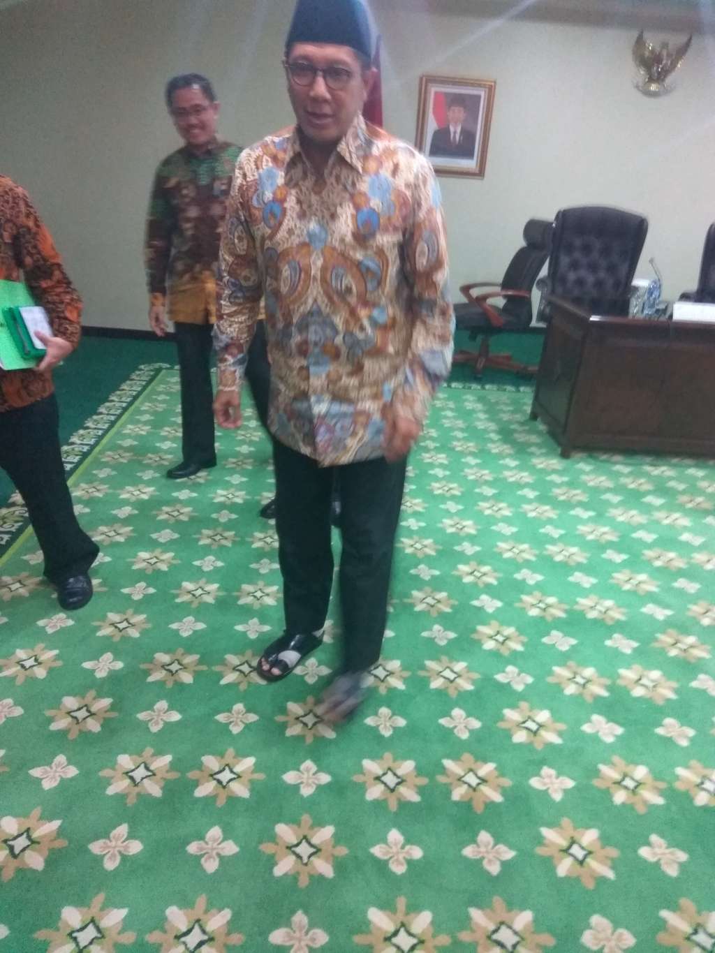 Menag memakai sandal sehabis kena sengatan ikan pari