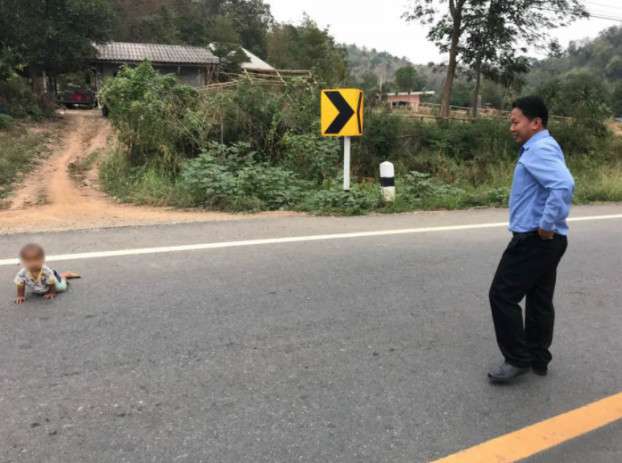Bayi Merangkak ke Tengah Jalan Raya 1