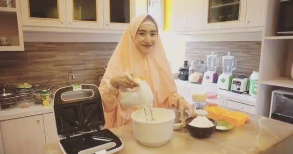 Indri Giana Indri Giana