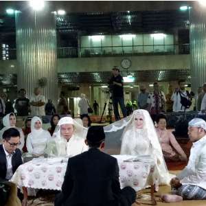 prosesi akad Vicky dan Angel