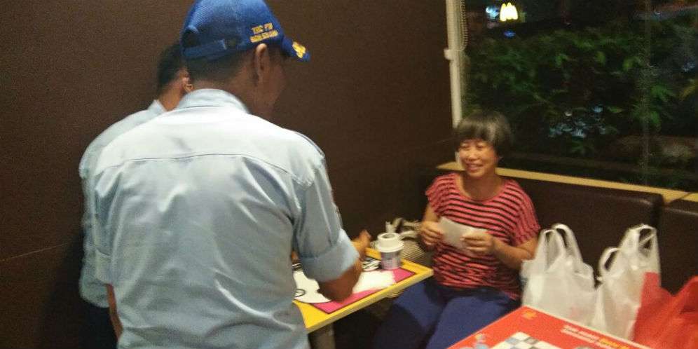 Perempuan yang kerap tidur dan mencuci di McD Artha Gading