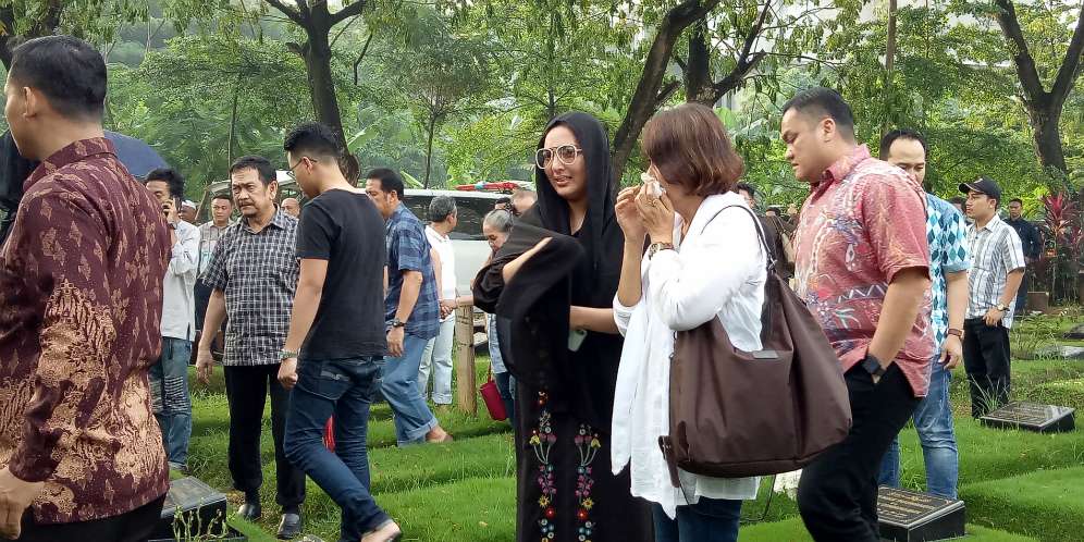 ashanty di pemakaman kakak kandungnya