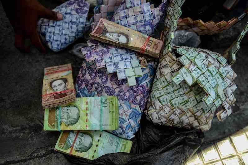 Uang Venezuela disulap jadi kerajinan.