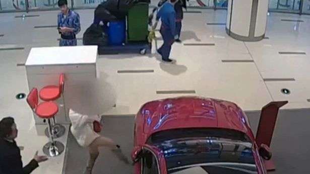Wanita Mabuk Tendang Mobil Mewah di Pameran