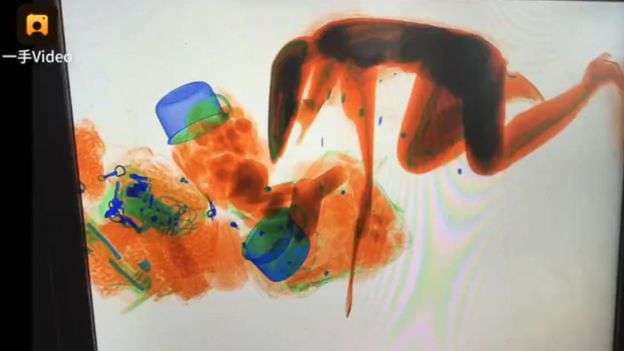 Penumpang masuk X ray