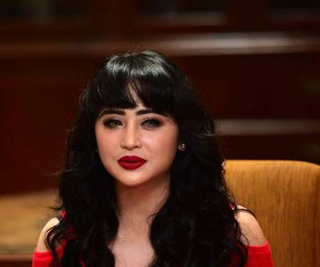 dewi perssik
