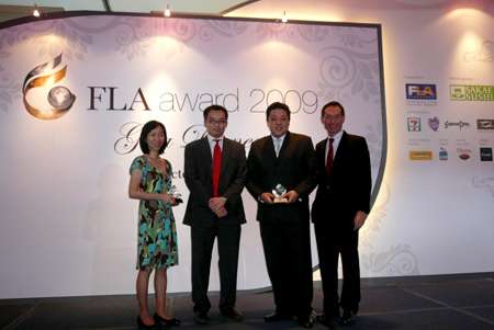 George Ang (dua dari kiri) dan Dickson Low (dua dari kanan) menerima penghargaan dari FLA Award 2009.