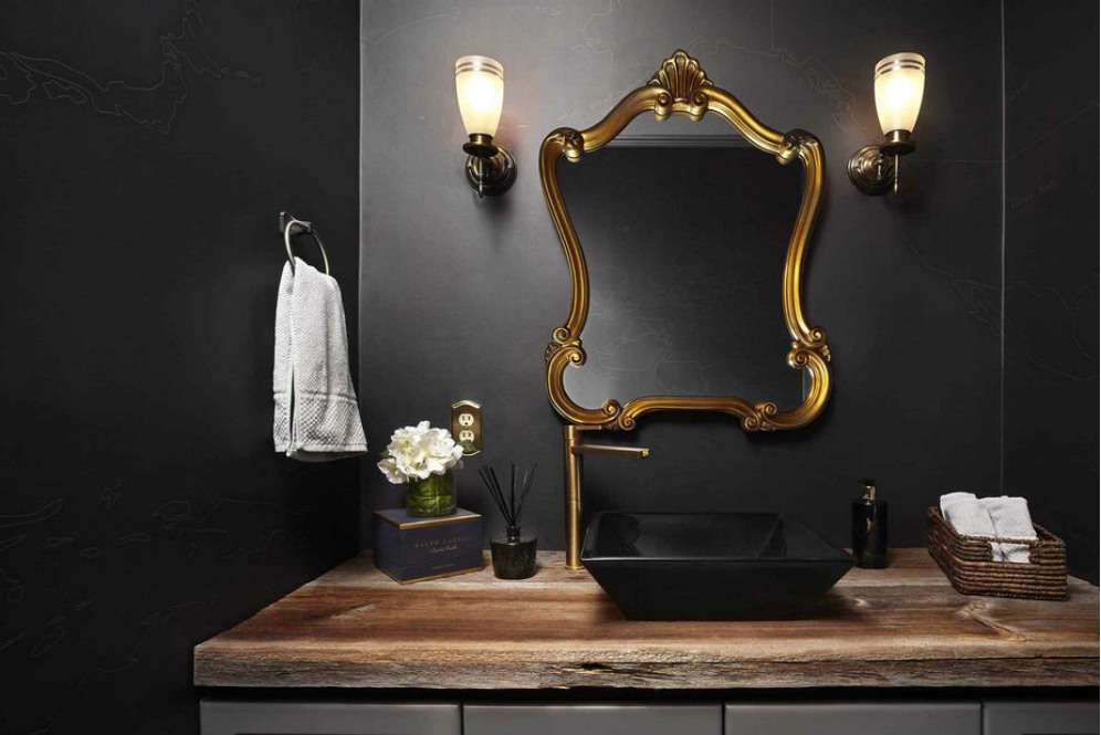 Dinding hitam di kamar mandi