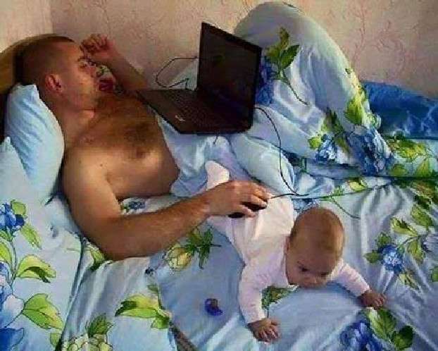 Polah Lucu Ayah Saat Jaga Anak 7