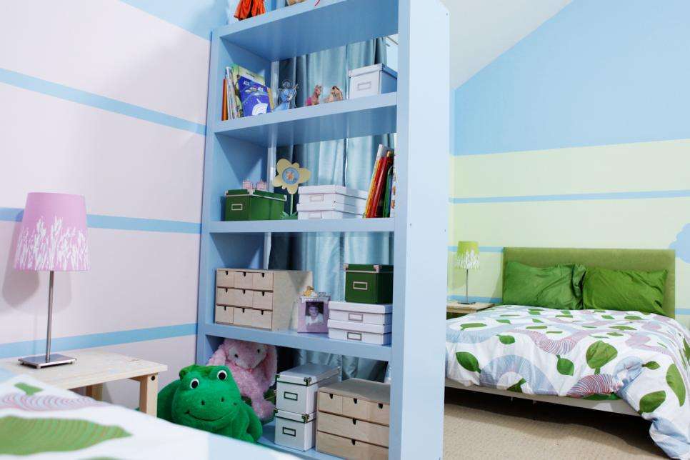 Rak pembatas di kamar