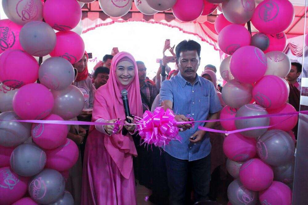 Oki Setiana Dewi buka toko kue kekinian