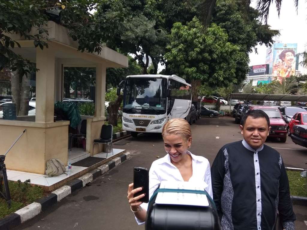 nikita mirzani penuhi panggilan polisi