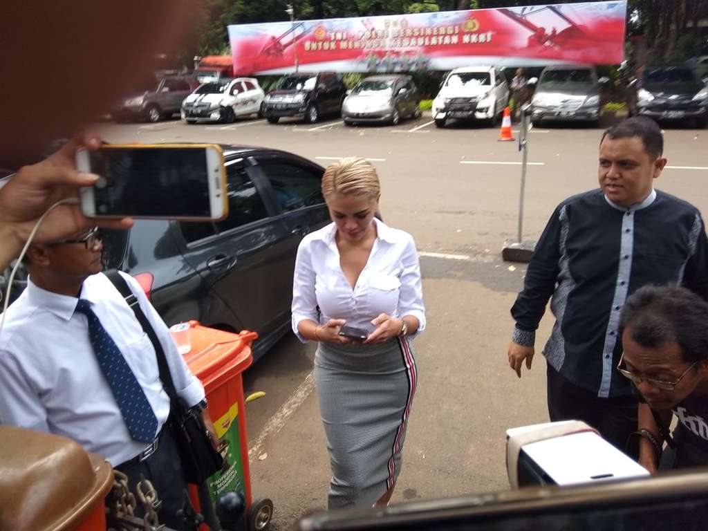 nikita mirzani penuhi panggilan polisi