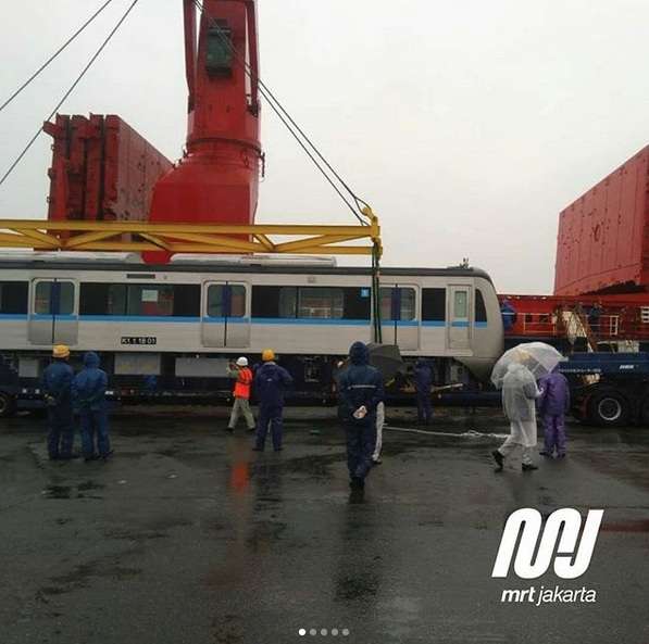 Rangkaian kereta siap dikapalkan (1)