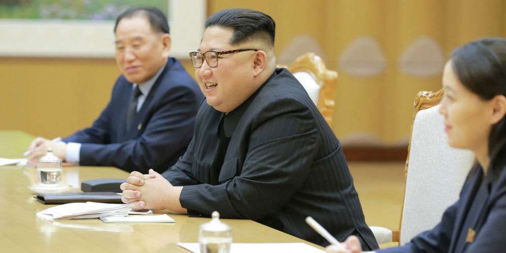 Kim Jong Un tersenyum
