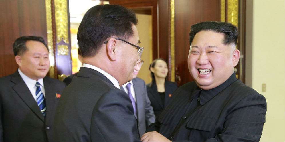 Senyum Kim Jong Un