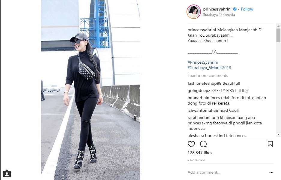 Foto Syahrini di bahu jalan tol.