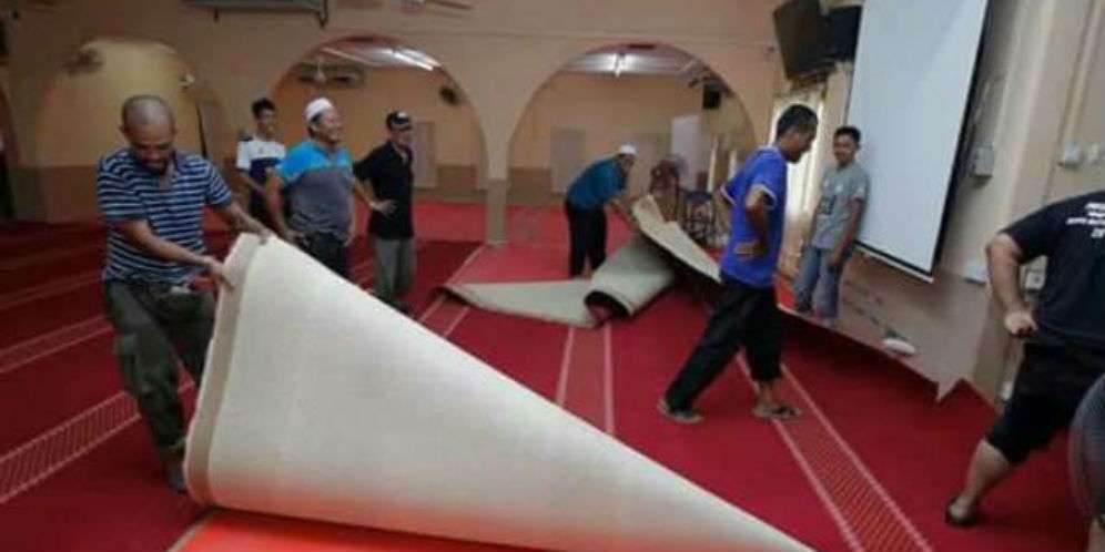 Warga membersihkan karpet bekas injakan babi liar