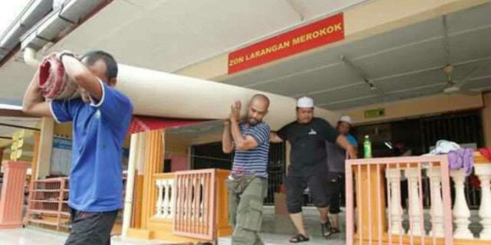 Warga membersihkan karpet bekas injakan babi liar