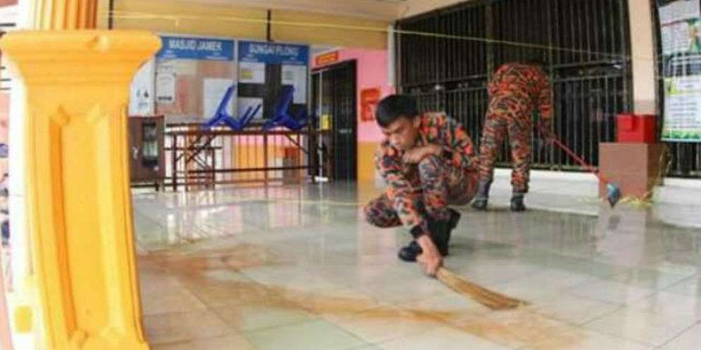 Warga membersihkan karpet bekas injakan babi liar