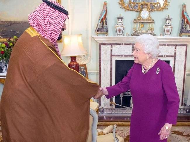 Pangeran Mohammed bin Salman Berjabat Tangan dengan Ratu Elizabeth II Pangeran Mohammed bin Salman Berjabat Tangan dengan Ratu Elizabeth II