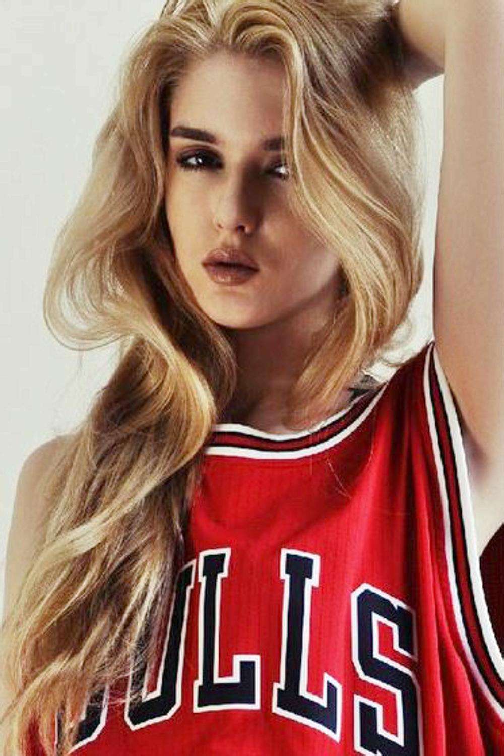 Alisa Manyonok Sebagai Supermodel