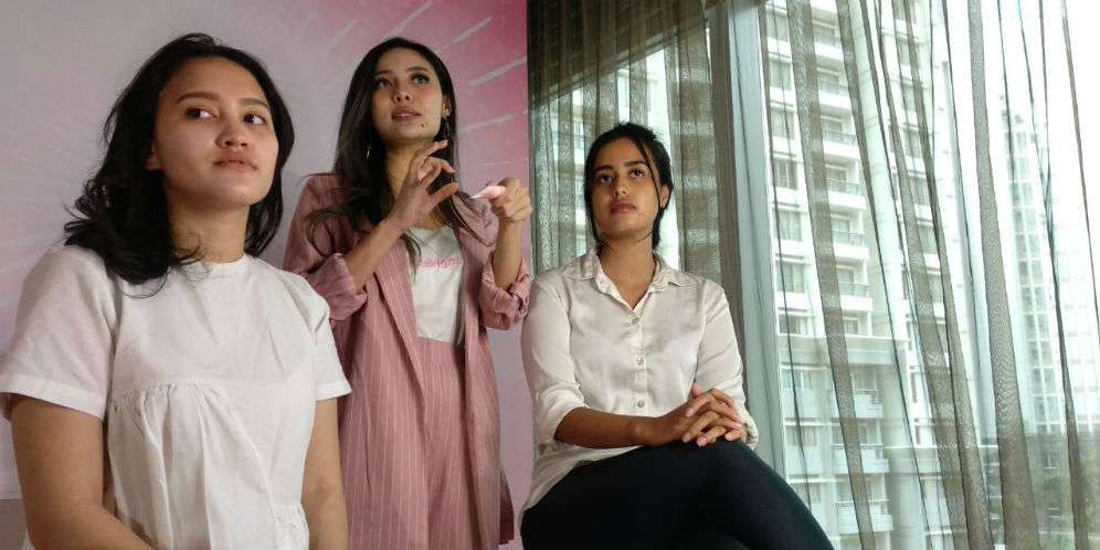Vinna mempraktekkan penggunaan make up