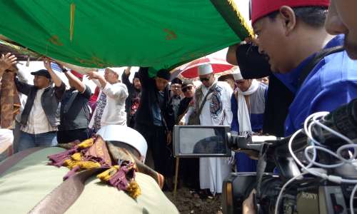 Opick di pemakaman istri keduanya