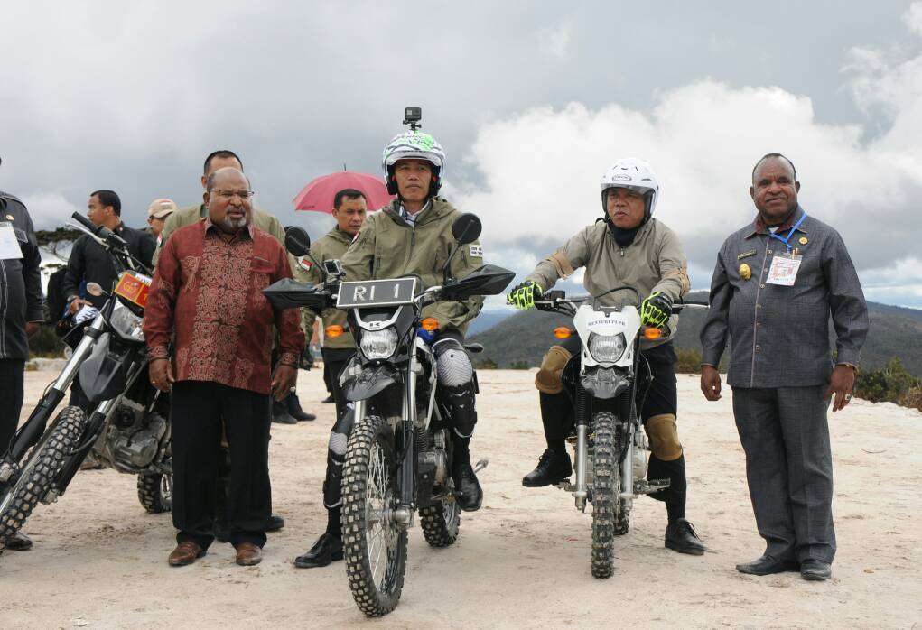 Presiden Joko Widodo (Jokowi) mengendarai motor trail di area Trans Papua.