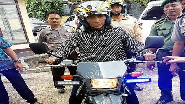 Menteri Kelautan dan Perikanan, Susi Pudjiastuti, naik motor trail.