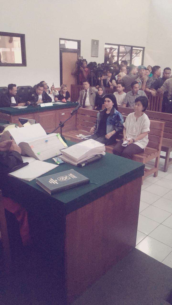 syahrini di ruangan sidang
