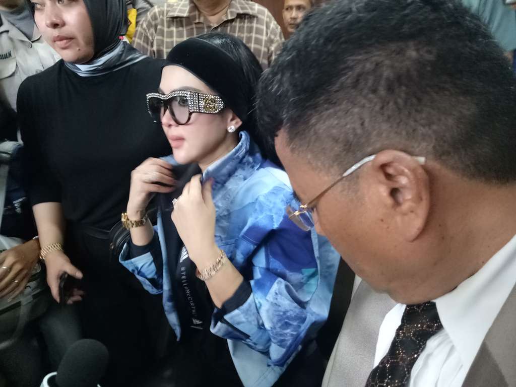 syahrini di ruangan sidang