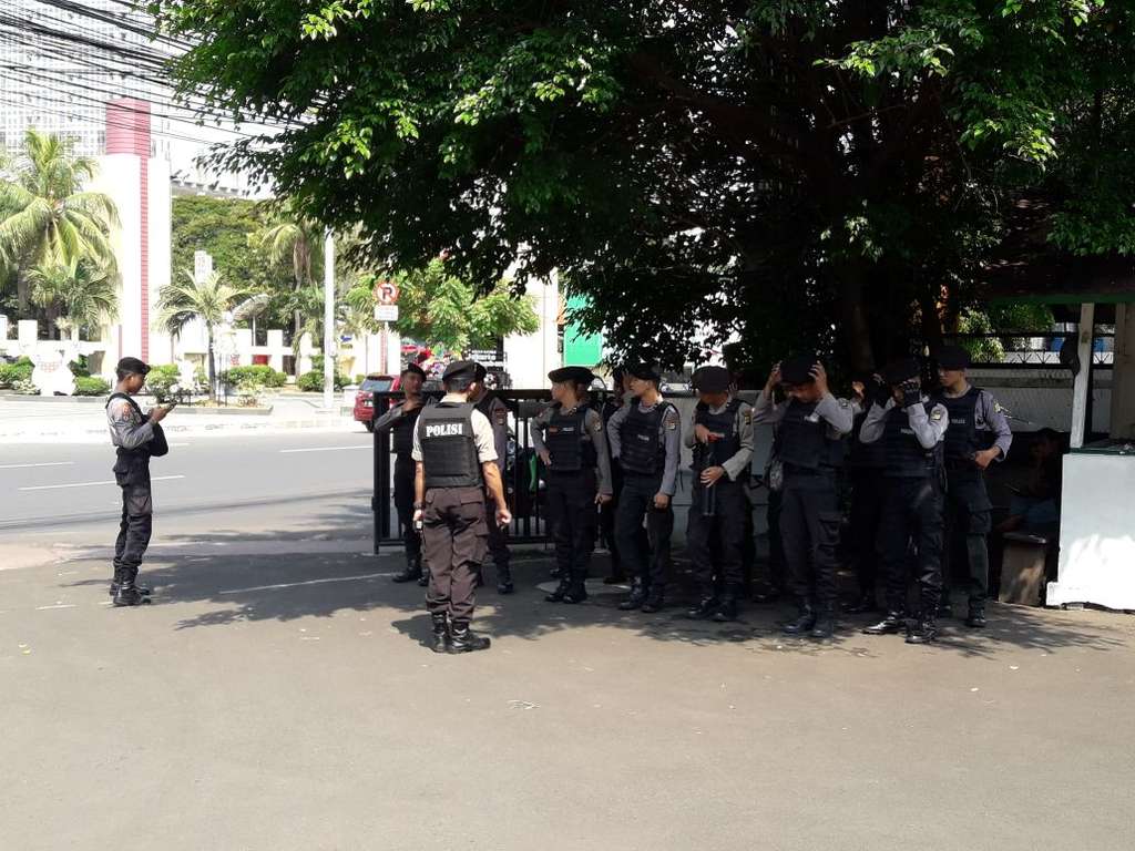 Beberapa polisi berjaga