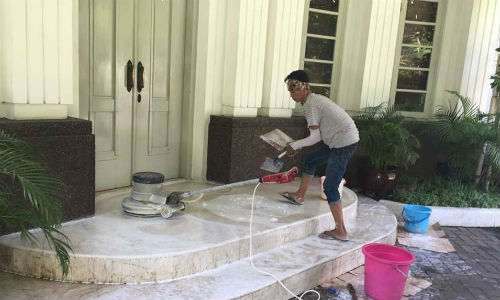 Hartono bekerja memoles keramik rumah dinas gubernur DKI Jakarta