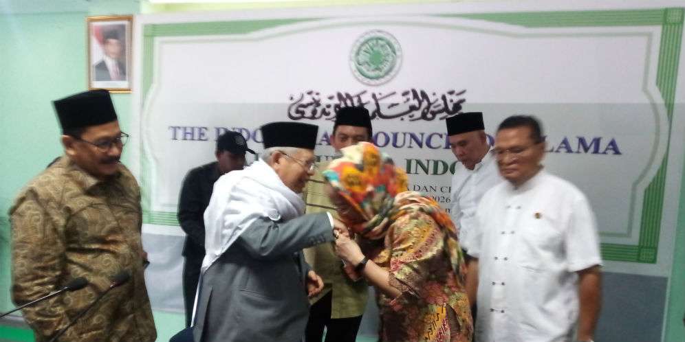 Sukmawati mencium tangan Ma'ruf Amin