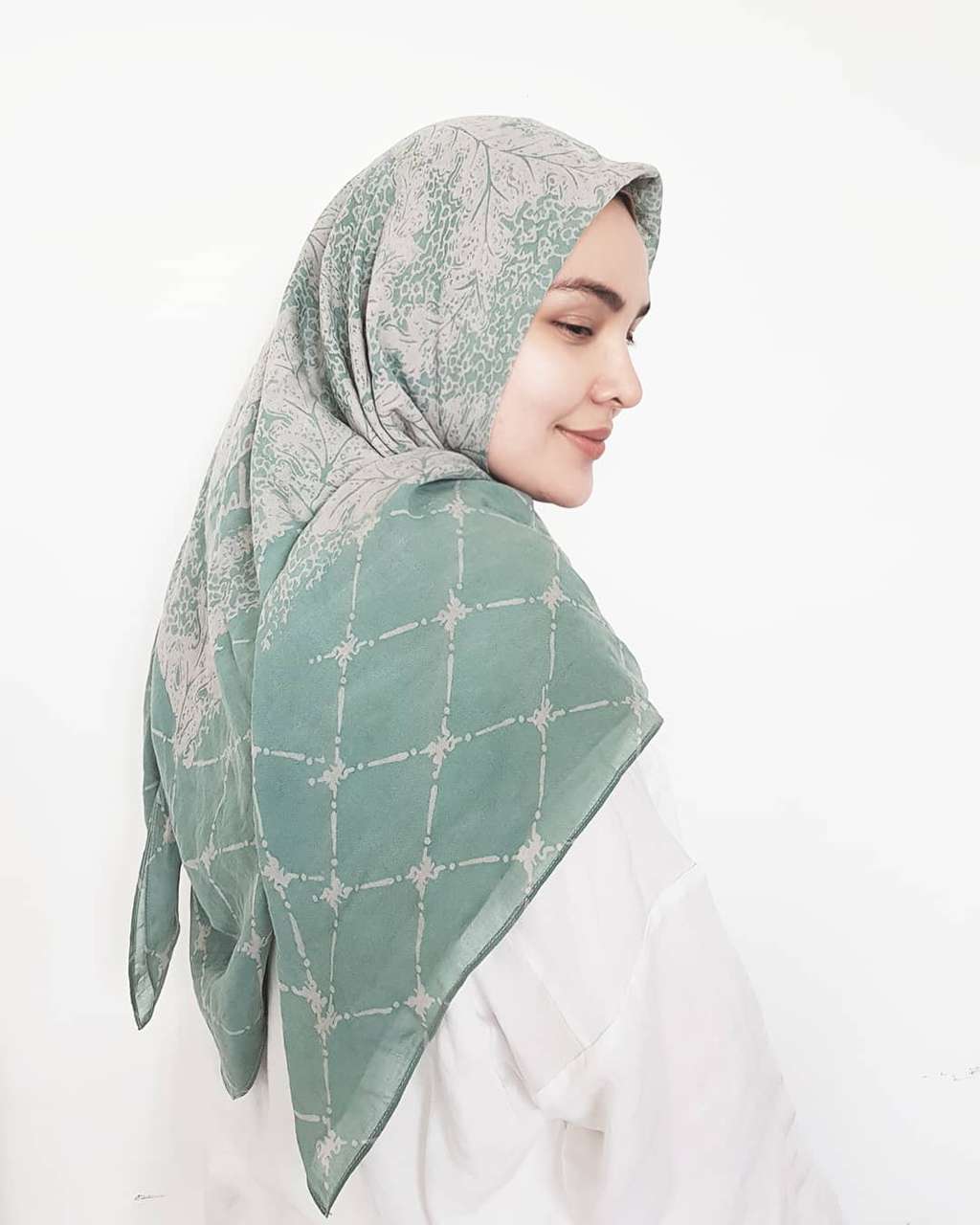 Instagram @riamiranda