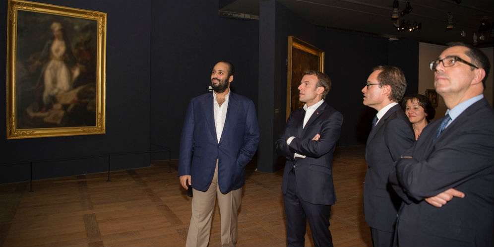 Pangeran Mohammed berbincang dengan Emmanuel Macron
