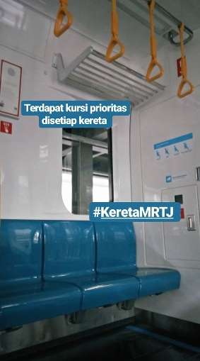 Kursi prioritas berwarna biru tua.