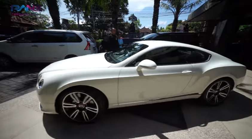 Bentley putih