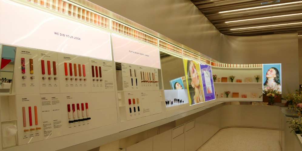 Bagian Beauty Experience dengan tajuk Beauty Journey dalam toko offline permanen Rollover Reaction