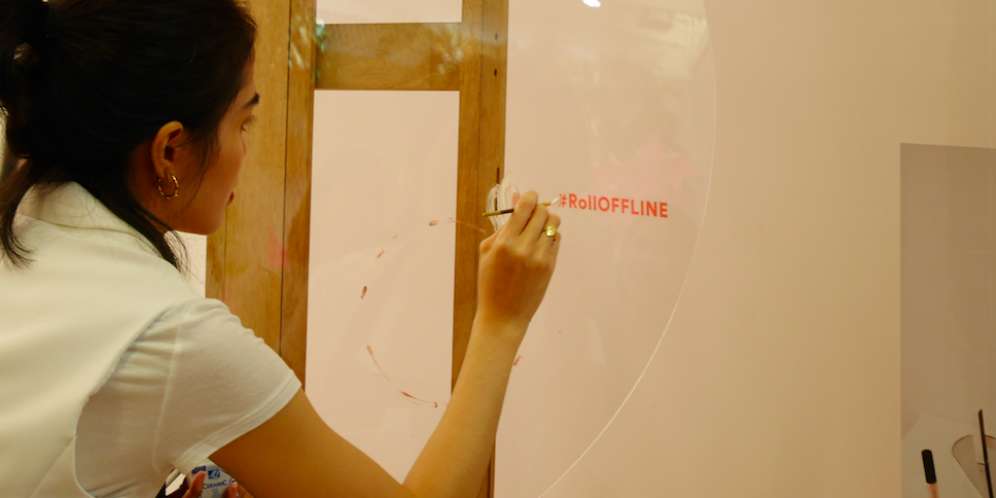 Live Painting Session by Talitha Maranila sebagai salah satu rangkaian kegiatan peresmian Toko offline permanen Rollover Reaction.