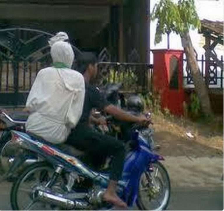 Pengendara Motor Lucu
